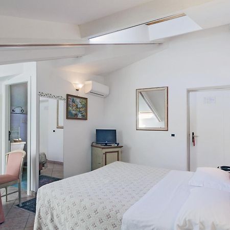 Hotel Kursaal Passignano sul Trasimeno Habitación foto