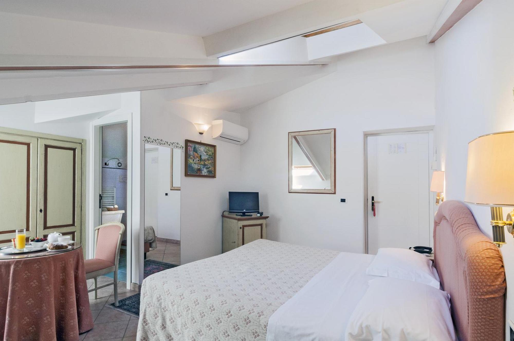 Hotel Kursaal Passignano sul Trasimeno Habitación foto