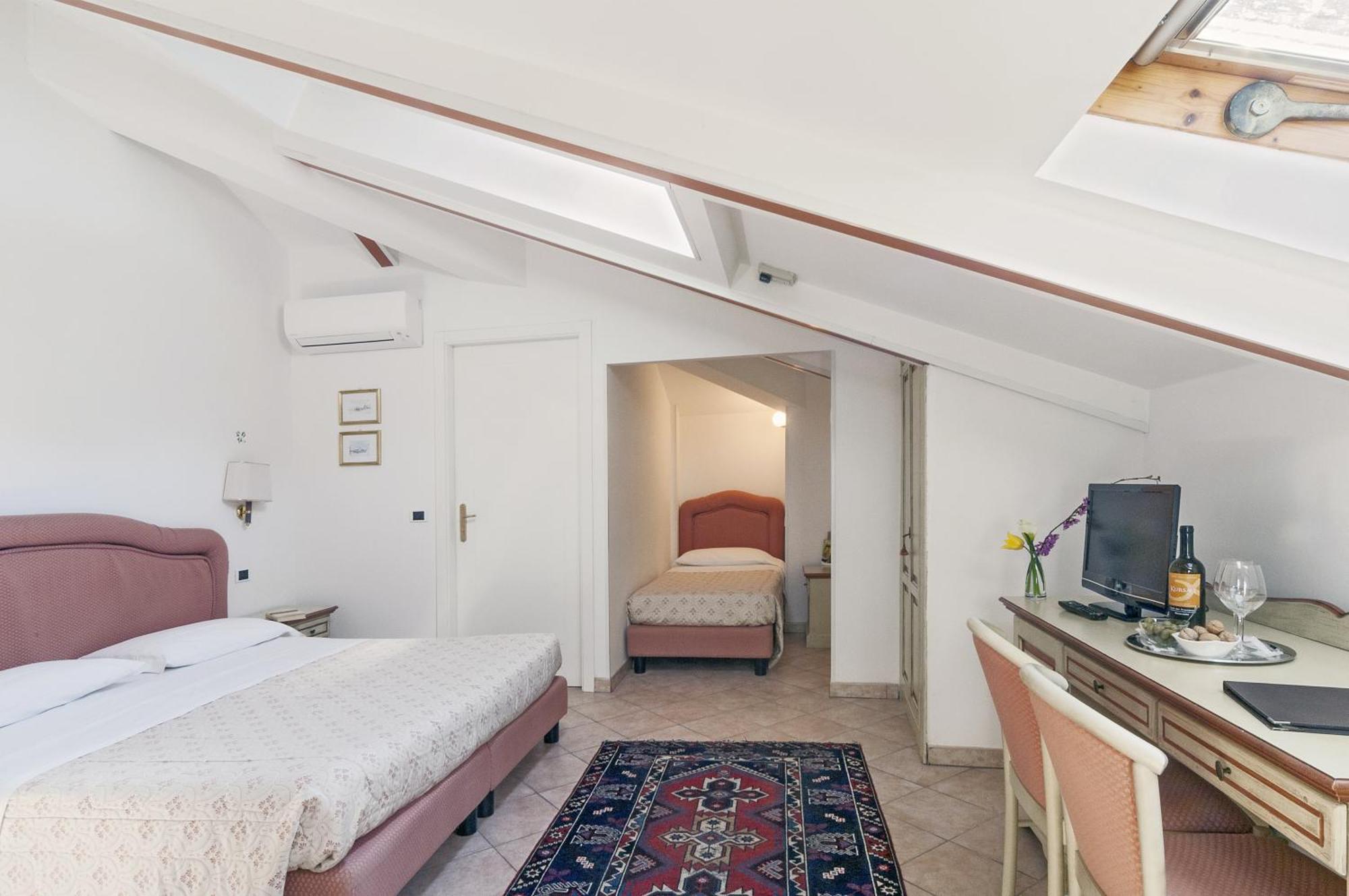 Hotel Kursaal Passignano sul Trasimeno Habitación foto