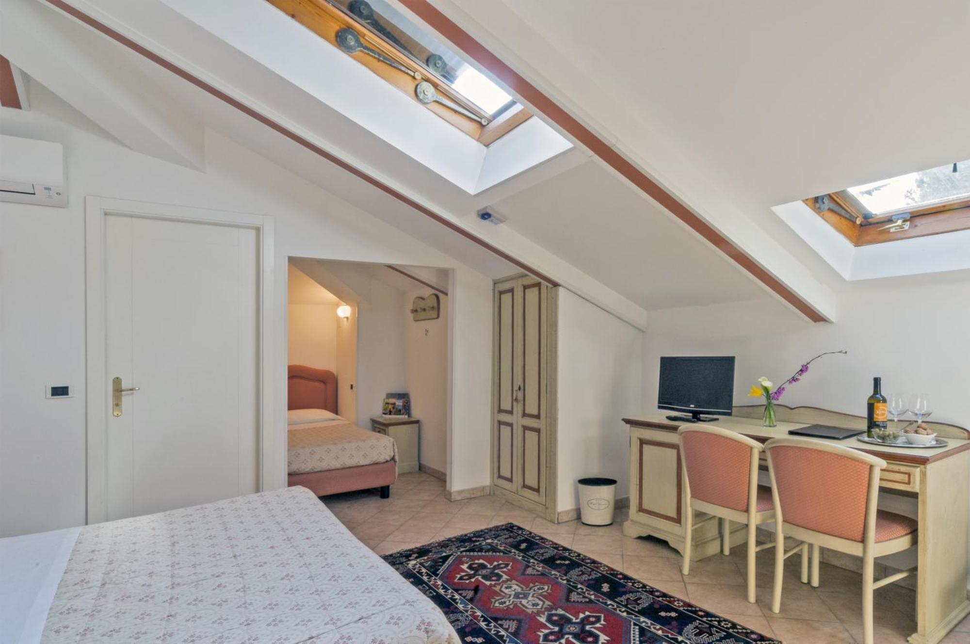 Hotel Kursaal Passignano sul Trasimeno Habitación foto